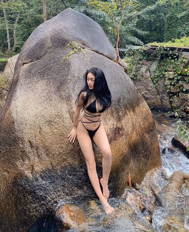 Không ít người đẹp được ví von như nữ thần khi khoác lên người bộ trang phục mỏng manh, khoe khéo từng đường nét cơ thể gợi cảm mà không phô, thô.