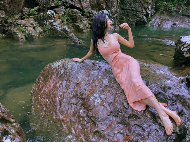 Với váy lụa mỏng "cánh chuồn", cô chú trọng vào việc lựa chọn nội y để tránh bị hớ hênh, nhất là dưới sự tác động của nước.