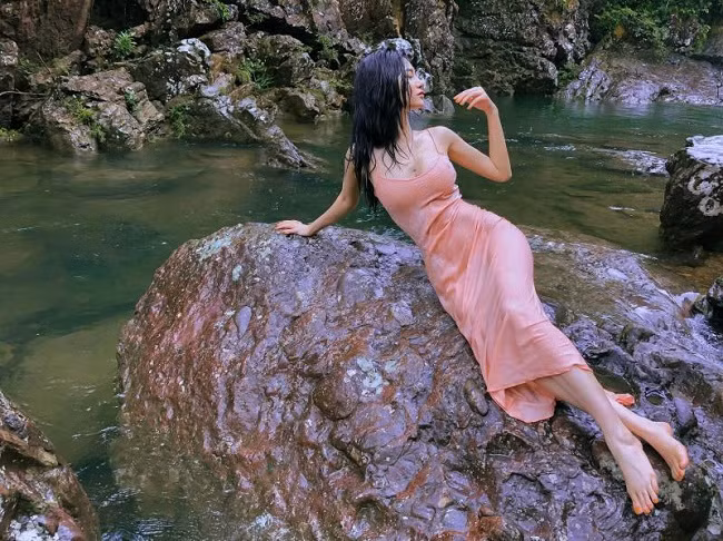 Với váy lụa mỏng "cánh chuồn", cô chú trọng vào việc lựa chọn nội y để tránh bị hớ hênh, nhất là dưới sự tác động của nước.