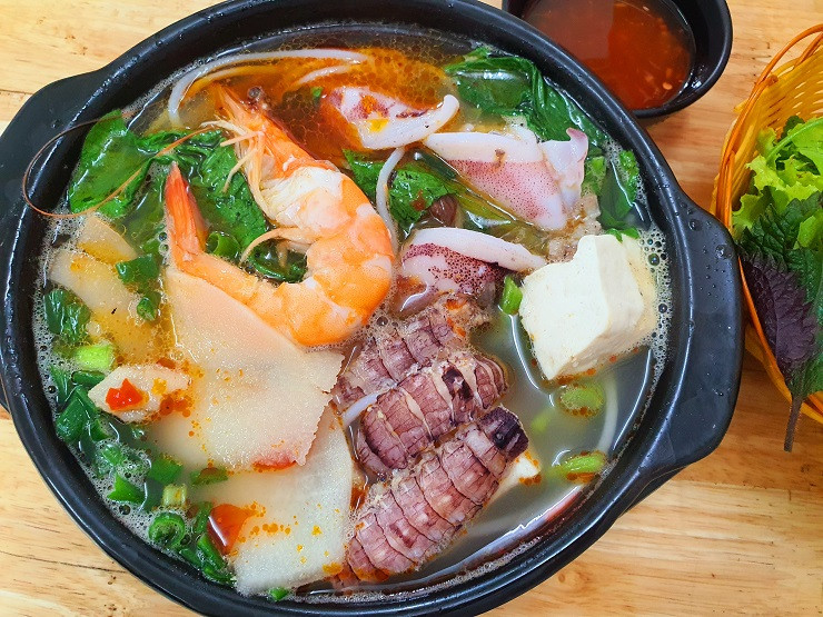 Khám phá quán mì niêu hải sản tại phố cổ Hà Nội, ngày bán 500 suất ảnh 5 Khám phá quán mì niêu hải sản tại phố cổ Hà Nội, ngày bán 500 suất ảnh 5