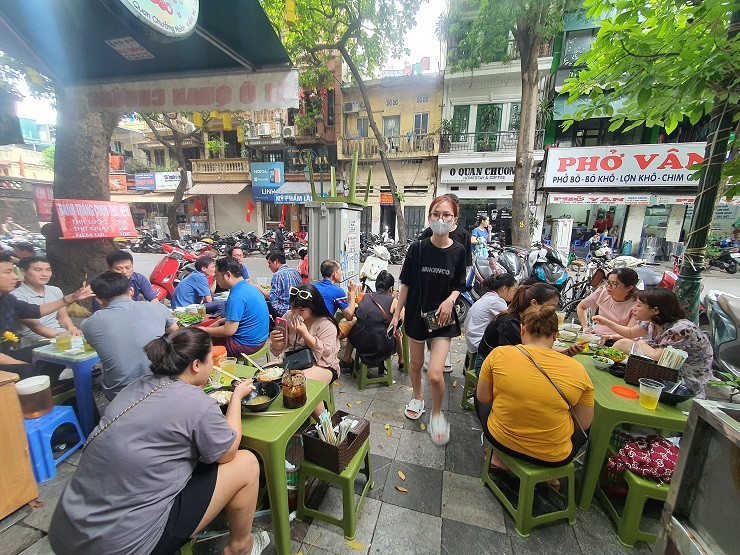 Khám phá quán mì niêu hải sản tại phố cổ Hà Nội, ngày bán 500 suất ảnh 8 Khám phá quán mì niêu hải sản tại phố cổ Hà Nội, ngày bán 500 suất ảnh 8