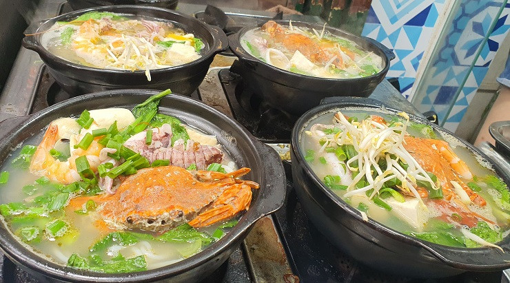 Khám phá quán mì niêu hải sản tại phố cổ Hà Nội, ngày bán 500 suất ảnh 3 Khám phá quán mì niêu hải sản tại phố cổ Hà Nội, ngày bán 500 suất ảnh 3