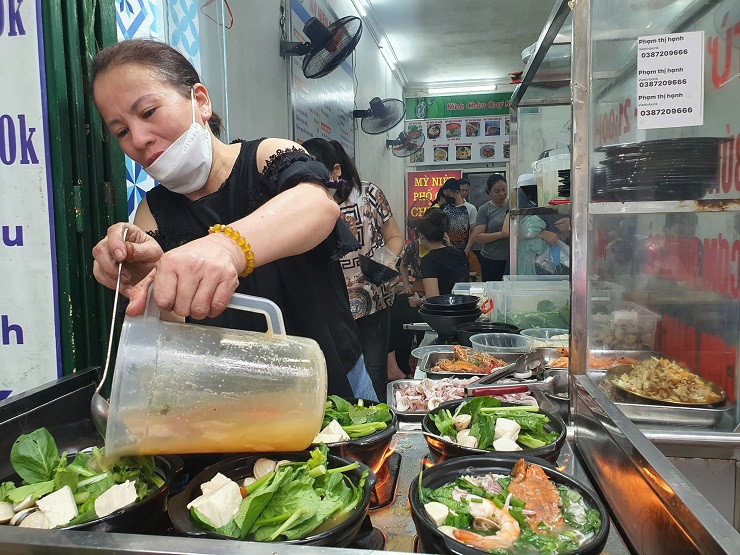 Khám phá quán mì niêu hải sản tại phố cổ Hà Nội, ngày bán 500 suất ảnh 4 Khám phá quán mì niêu hải sản tại phố cổ Hà Nội, ngày bán 500 suất ảnh 4