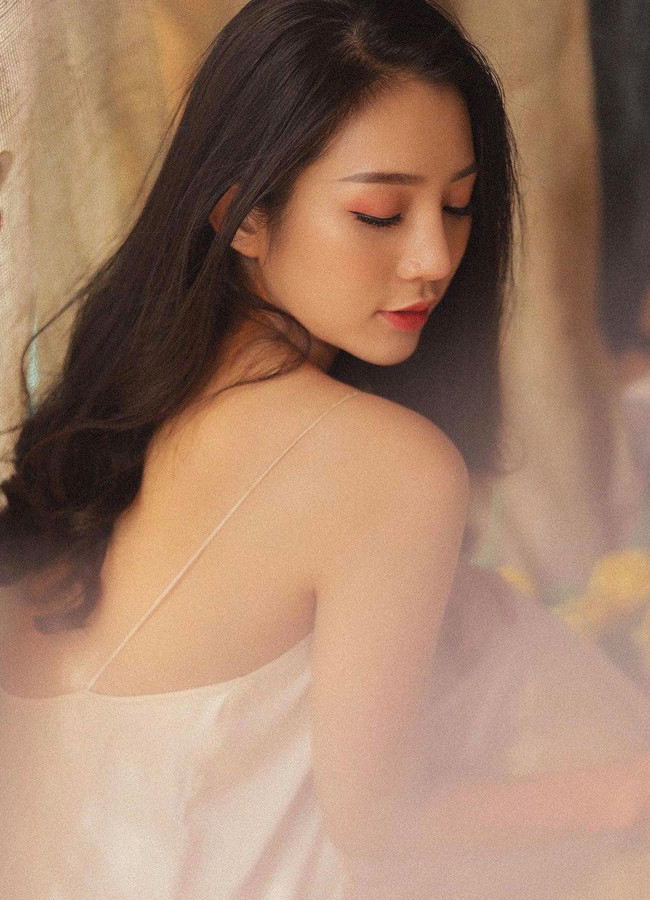 “Tôi thuộc dạng người có vòng đùi to. Tôi không cảm thấy tự ti vì điều này mà coi đó là một lợi thế để tập cho vòng ba. Với tạng người đùi to như tôi, sau khi giảm cân, phần đùi trở nên săn chắc, ưa nhìn hơn trước. Nhiều người muốn có vòng ba to nhưng cơ đùi không đủ nên không thể nâng cao số đo được”, cô từng tâm sự.