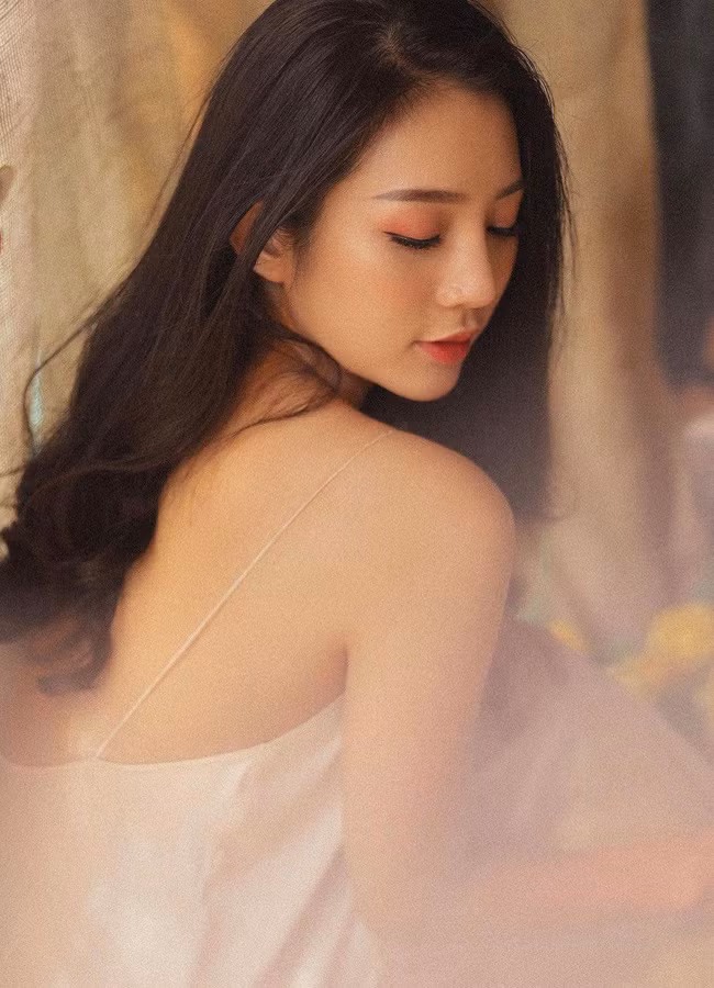 “Tôi thuộc dạng người có vòng đùi to. Tôi không cảm thấy tự ti vì điều này mà coi đó là một lợi thế để tập cho vòng ba. Với tạng người đùi to như tôi, sau khi giảm cân, phần đùi trở nên săn chắc, ưa nhìn hơn trước. Nhiều người muốn có vòng ba to nhưng cơ đùi không đủ nên không thể nâng cao số đo được”, cô từng tâm sự.