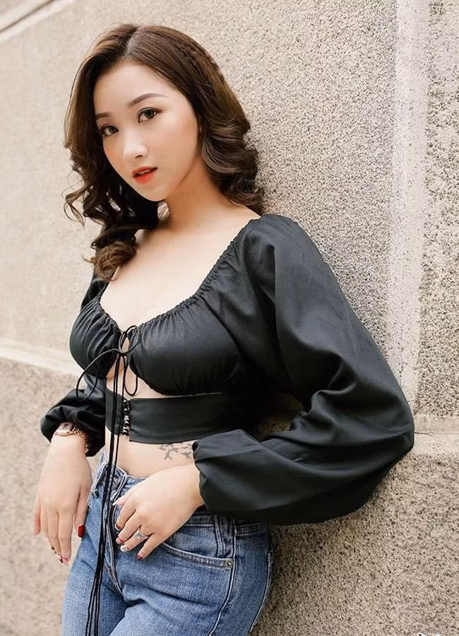 Cô gây chú ý với thiết kế váy áo khoe khéo "điểm vàng" vóc dáng như vòng 1, thềm lưng ong, bờ vai mảnh mai.