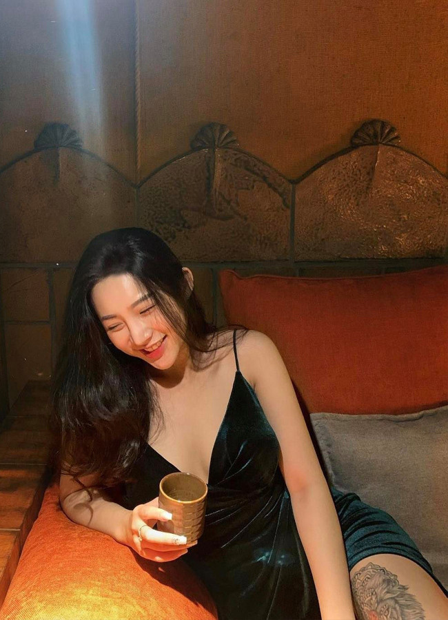 Trong đó, nổi bật nhất phải kể đến mốt mặc "không phòng hộ" với những chiếc váy 2 dây trễ cổ, khoét sâu, tôn thềm ngực đầy đặn.