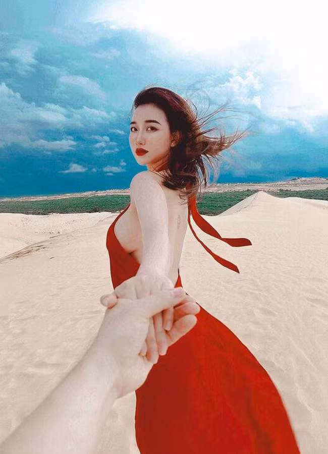 Triệu Vân là cô gái gây xôn xao MXH Trung Quốc nhờ gu mặc gợi cảm đi ngắm hoa.