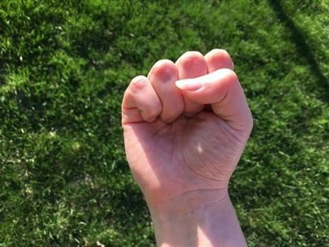 Có 4 đường chỉ. Đa phần những người có 4 đường chỉ tay là những người thật thà, thẳng thắn, luôn đối xử chân thành với người khác. Một khi được ai đó nhờ vả, bạn luôn sẵn lòng giúp đỡ, nhưng đôi khi cũng chính vì sự nhiệt tình, không biết nói lời từ chối nên bạn dễ bị người khác lợi dụng.