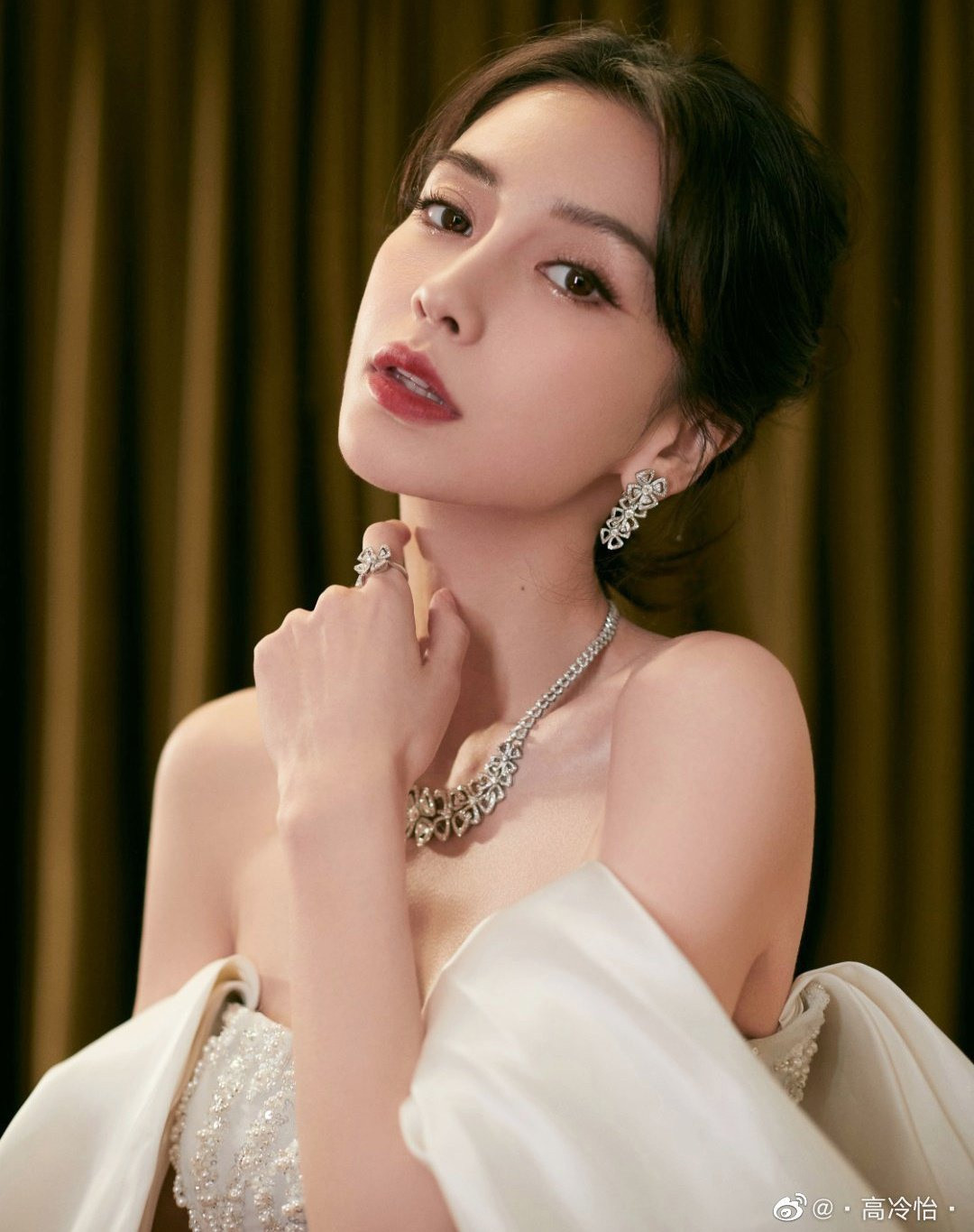 Dien vien Trung Quoc bi cam nhan cat-xe bang tien mat-Hinh-3