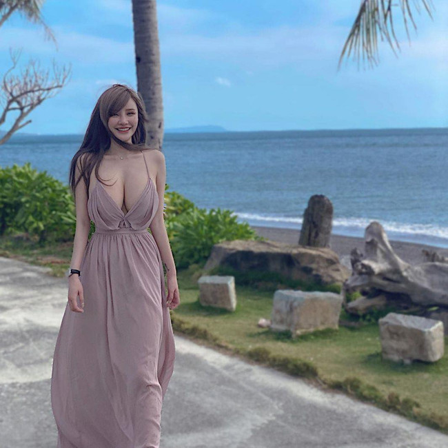 Tuy nhiên, kiểu váy này không thực sự phù hợp với những người đẹp sở hữu vòng 1 "quá khổ" vì sẽ đem lại cảm giác phô phang, lộ liễu.