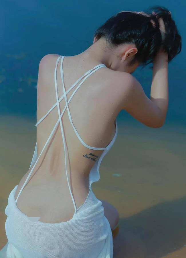 "Vũ khí sexy" bí mật giúp các nàng có một vẻ ngoài không thể hoàn hảo hơn chính là bra không dây, áo dây trong, hoặc dây chéo, miếng dán ngực màu nude.