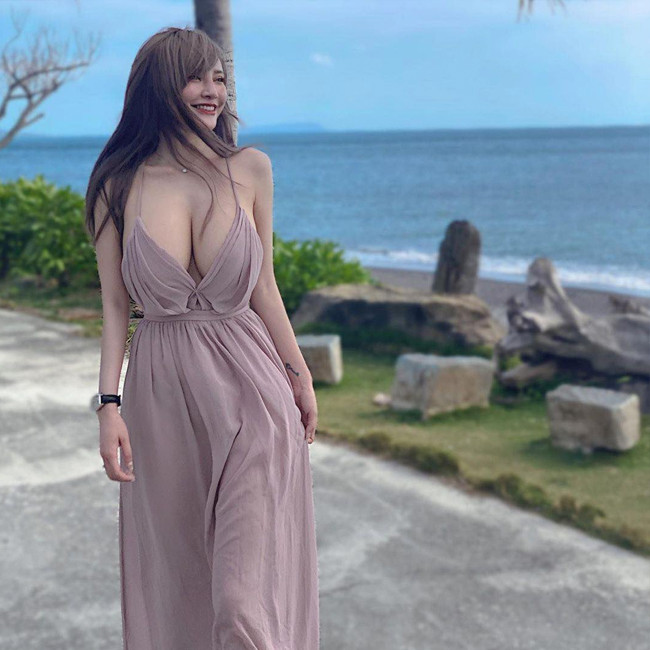 Nhiều kiểu váy khoe khéo thềm lưng ong, bờ vai trần nuột nà đều được các cô gái trẻ ưa chuộng, vì chẳng những giúp khoe dáng gợi cảm mà còn khiến người mặc có một vẻ ngoài thật sexy, ngọt ngào.