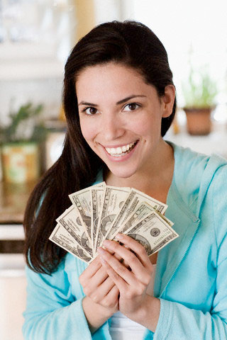  Khoe tiền của, vật chất. Cổ nhân xưa thường quan niệm rằng những người giàu có cốt cách thì chẳng cần khoe vì nhìn qua thần thái, hiểu biết là đã rõ. Ngược lại, càng những người cố khoe giàu sang phú quý thì thực chất lại không có dáng vẻ của tầng lớp cao sang. Đồng thời, việc bạn thường xuyên khoe tiền bạc sẽ chứng minh rằng bạn giàu, nhưng lại không thể khiến người ta nể trọng mà chỉ sinh lòng đố kỵ.