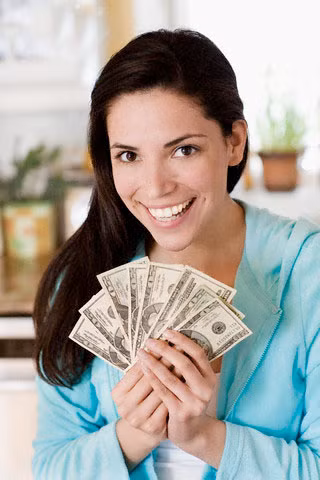  Khoe tiền của, vật chất. Cổ nhân xưa thường quan niệm rằng những người giàu có cốt cách thì chẳng cần khoe vì nhìn qua thần thái, hiểu biết là đã rõ. Ngược lại, càng những người cố khoe giàu sang phú quý thì thực chất lại không có dáng vẻ của tầng lớp cao sang. Đồng thời, việc bạn thường xuyên khoe tiền bạc sẽ chứng minh rằng bạn giàu, nhưng lại không thể khiến người ta nể trọng mà chỉ sinh lòng đố kỵ.