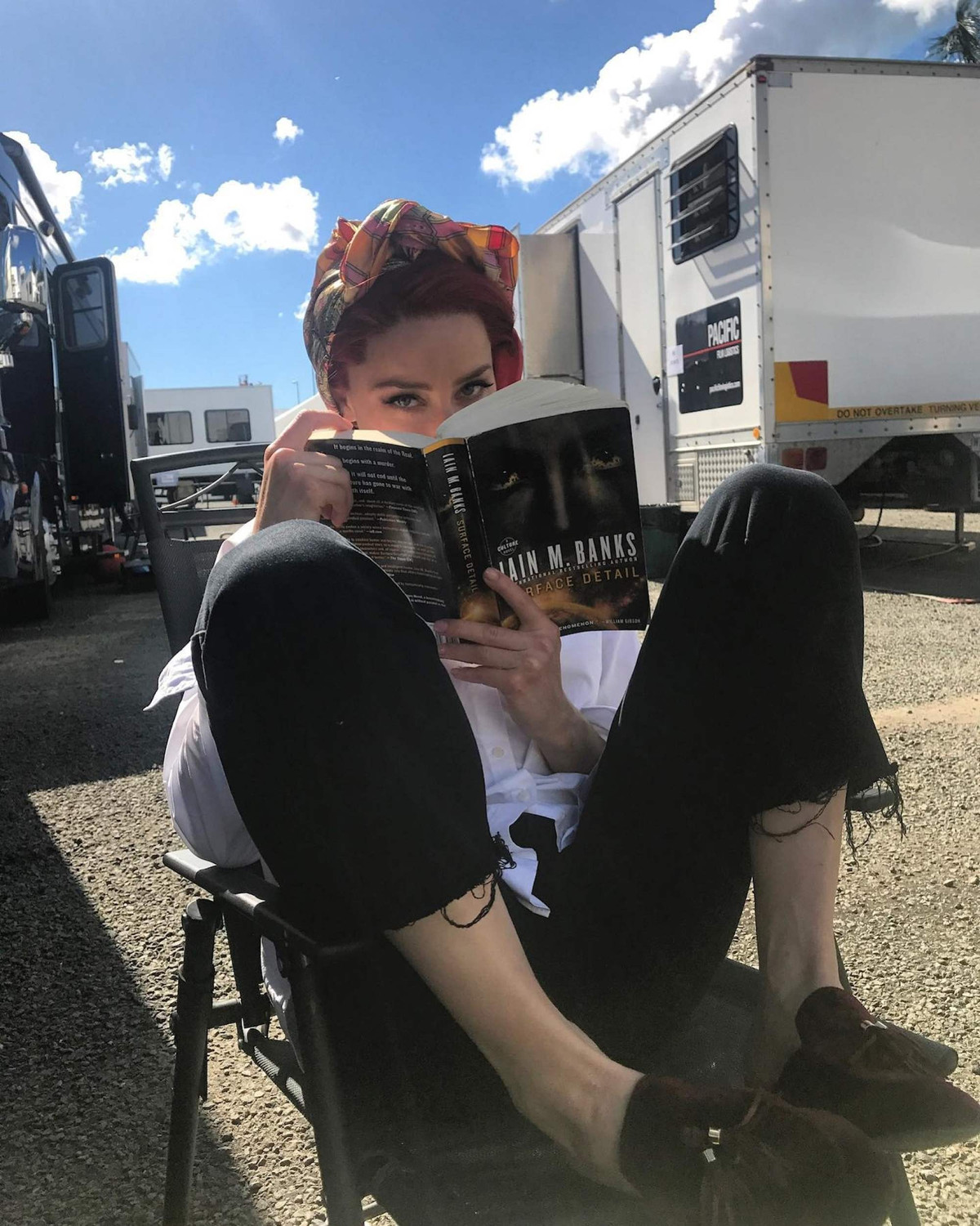 Heard không khỏi vui sướng khi sở hữu cuốn sách In Our Time phiên bản giới hạn của Ernest Hemingway vào đúng ngày sinh nhật lần thứ 28. Để mua được nó, Depp phải đặt hàng rất lâu và rút hầu bao 155.000 USD. Theo Evening Standard, tài tử cũng mua cho vị hôn thê một số tập thơ nổi tiếng ở thế kỷ 18 và cuốn nhật ký đóng bìa da với giá niêm yết 150.000 USD.