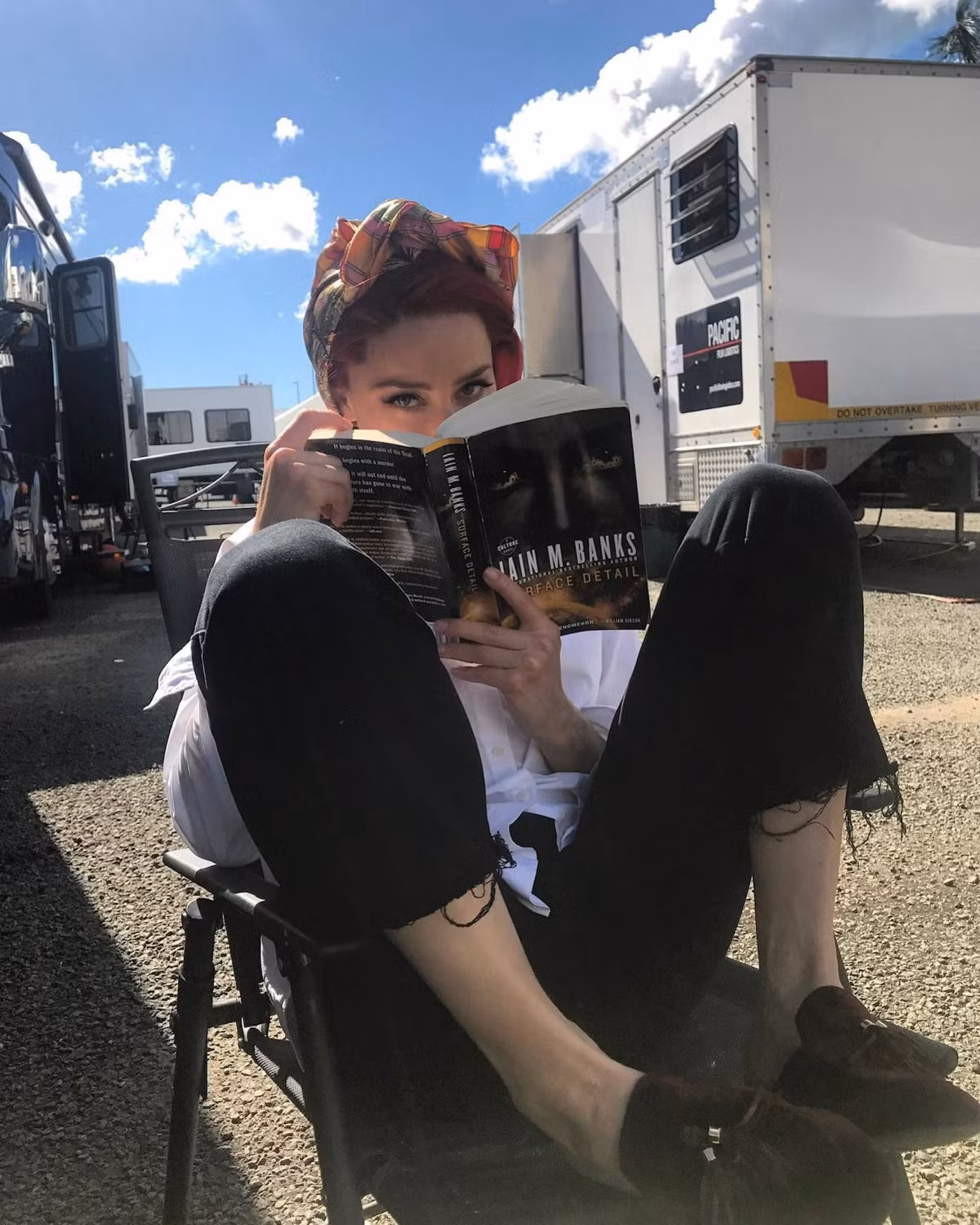 Heard không khỏi vui sướng khi sở hữu cuốn sách In Our Time phiên bản giới hạn của Ernest Hemingway vào đúng ngày sinh nhật lần thứ 28. Để mua được nó, Depp phải đặt hàng rất lâu và rút hầu bao 155.000 USD. Theo Evening Standard, tài tử cũng mua cho vị hôn thê một số tập thơ nổi tiếng ở thế kỷ 18 và cuốn nhật ký đóng bìa da với giá niêm yết 150.000 USD.