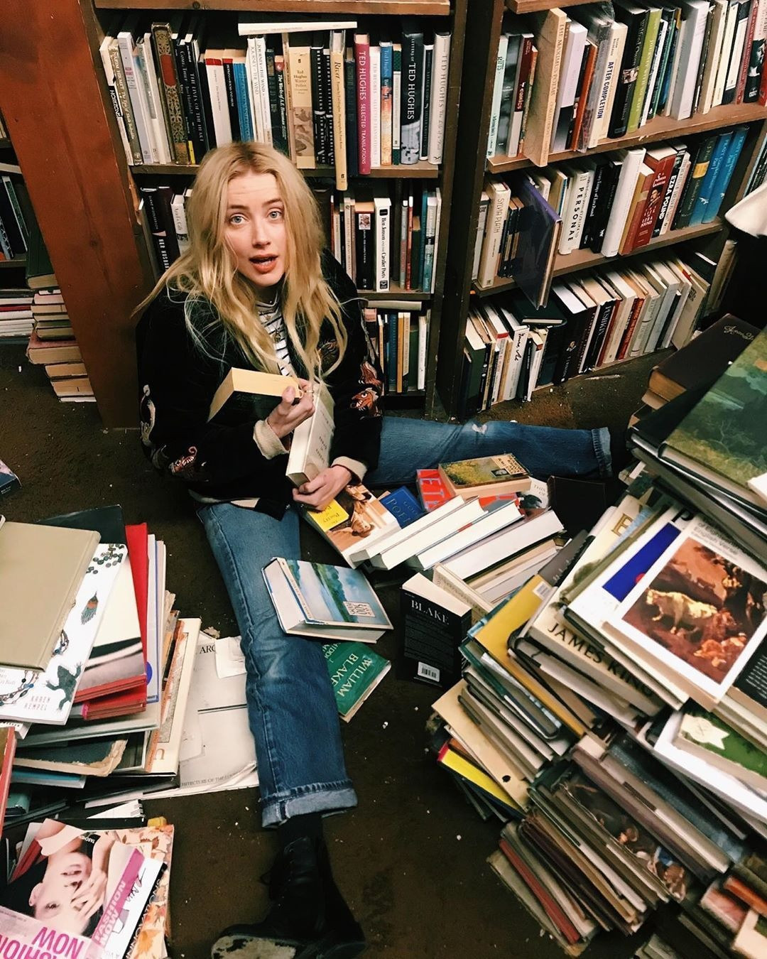 Có lần Heard thừa nhận cô là "mọt sách" chính hiệu. Nữ diễn viên thích đọc sách của Simon Sebag Montefiore - nhà sử học người Anh, tác giả của các cuốn sách và tiểu thuyết lịch sử nổi tiếng. Trong lúc nghỉ giải lao ở phim trường, Heard thường mang sách khoa học viễn tưởng ra nghiền ngẫm.