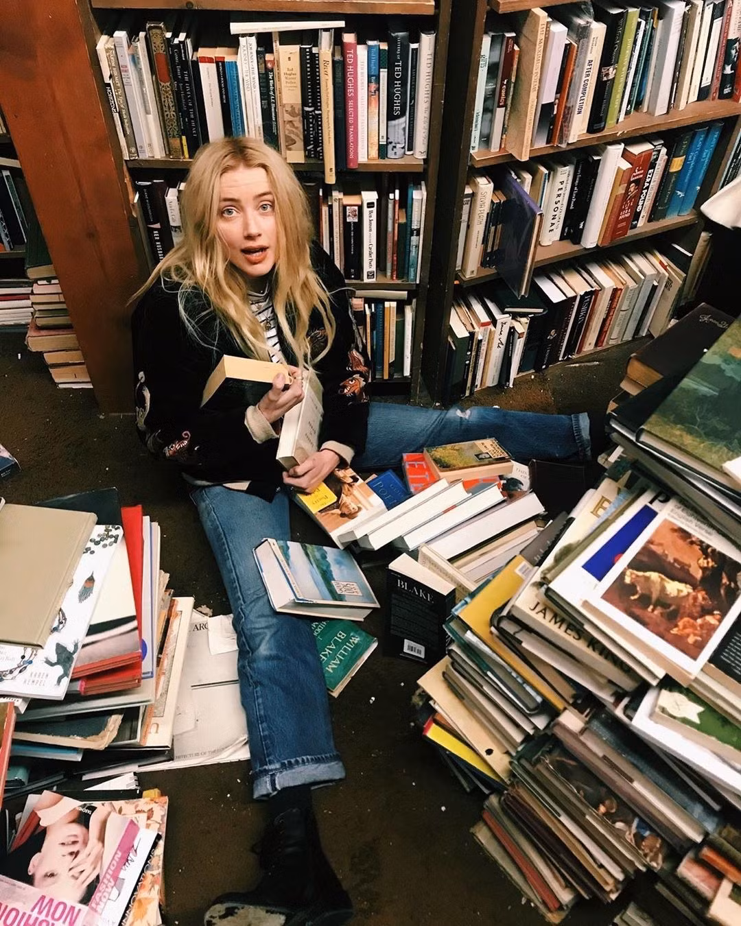 Có lần Heard thừa nhận cô là "mọt sách" chính hiệu. Nữ diễn viên thích đọc sách của Simon Sebag Montefiore - nhà sử học người Anh, tác giả của các cuốn sách và tiểu thuyết lịch sử nổi tiếng. Trong lúc nghỉ giải lao ở phim trường, Heard thường mang sách khoa học viễn tưởng ra nghiền ngẫm.