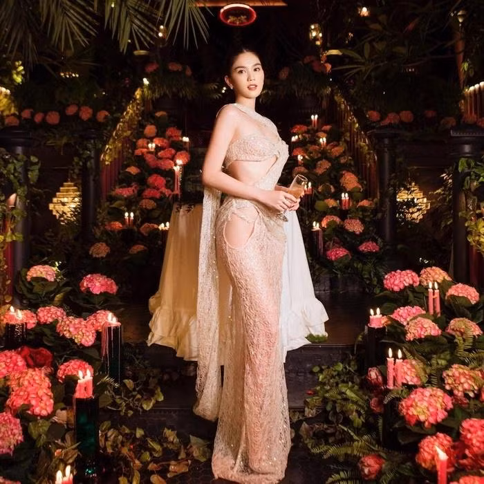 Bộ trang phục của chân dài Trà Vinh có thể mang đi dự thảm đỏ "chặt chém" dàn mỹ nhân khác cũng dư sức thừa.