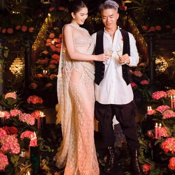 Người đẹp diện thiết kế tiệp màu da, chất liệu xuyên thấu với những khoảng hở tứ tung khoe da thịt gợi cảm cùng làn da trắng nõn nà. Dân tình hoang mang không hiểu đâu mới là nhân vật chính.