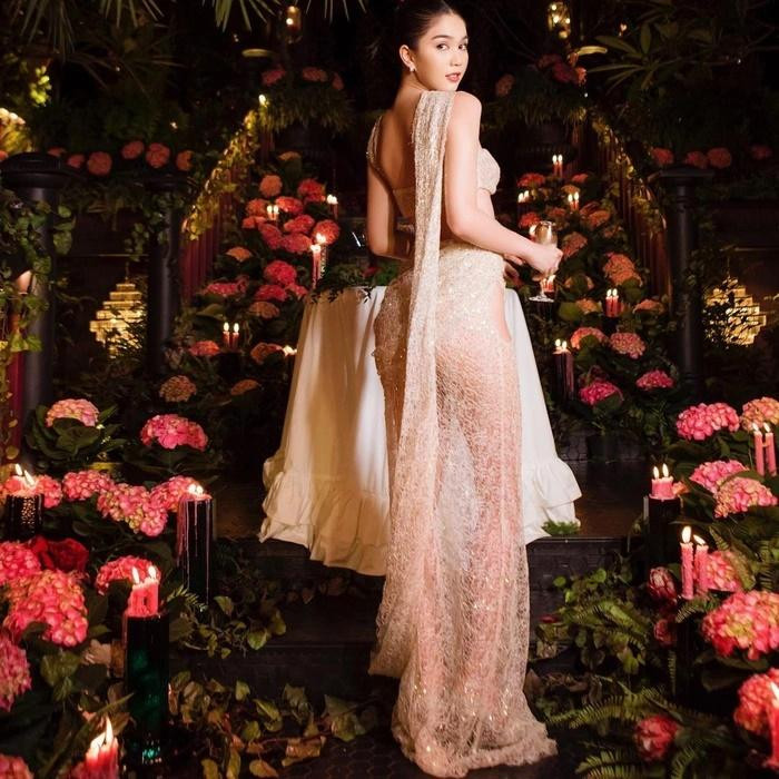 uất hiện với tư cách là khách mời nhưng Ngọc Trinh cũng dìm "sương sương" chủ tiệc vì bộ trang phục mỏng manh.