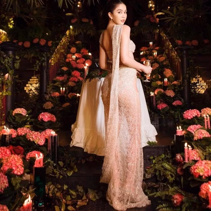 Xuất hiện với tư cách là khách mời nhưng Ngọc Trinh cũng dìm "sương sương" chủ tiệc vì bộ trang phục mỏng manh.