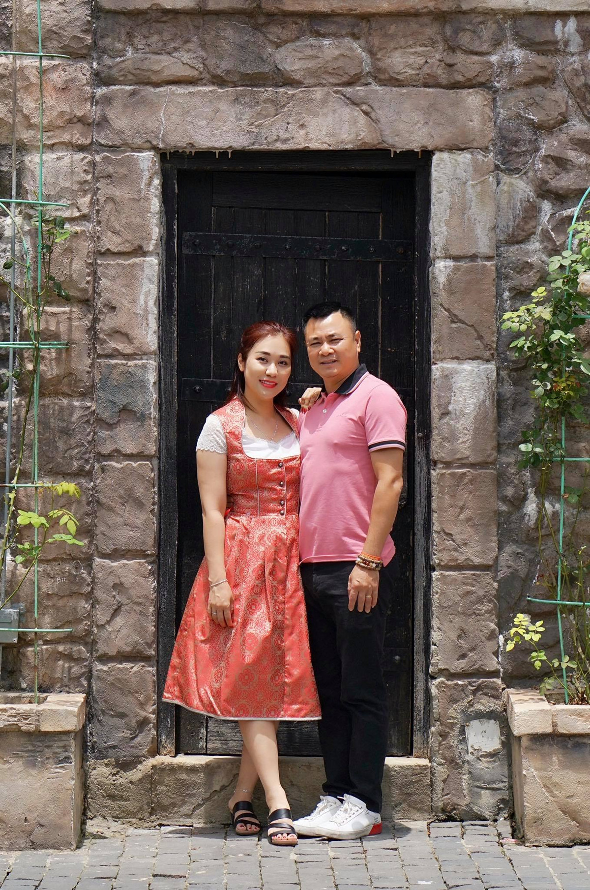 Về phía Minh Nguyệt, chị cũng hạnh phúc chia sẻ rằng ngoài công việc, NSND Tự Long cũng dành hết thời gian ở bên gia đình và chăm sóc các con rất chu đáo.