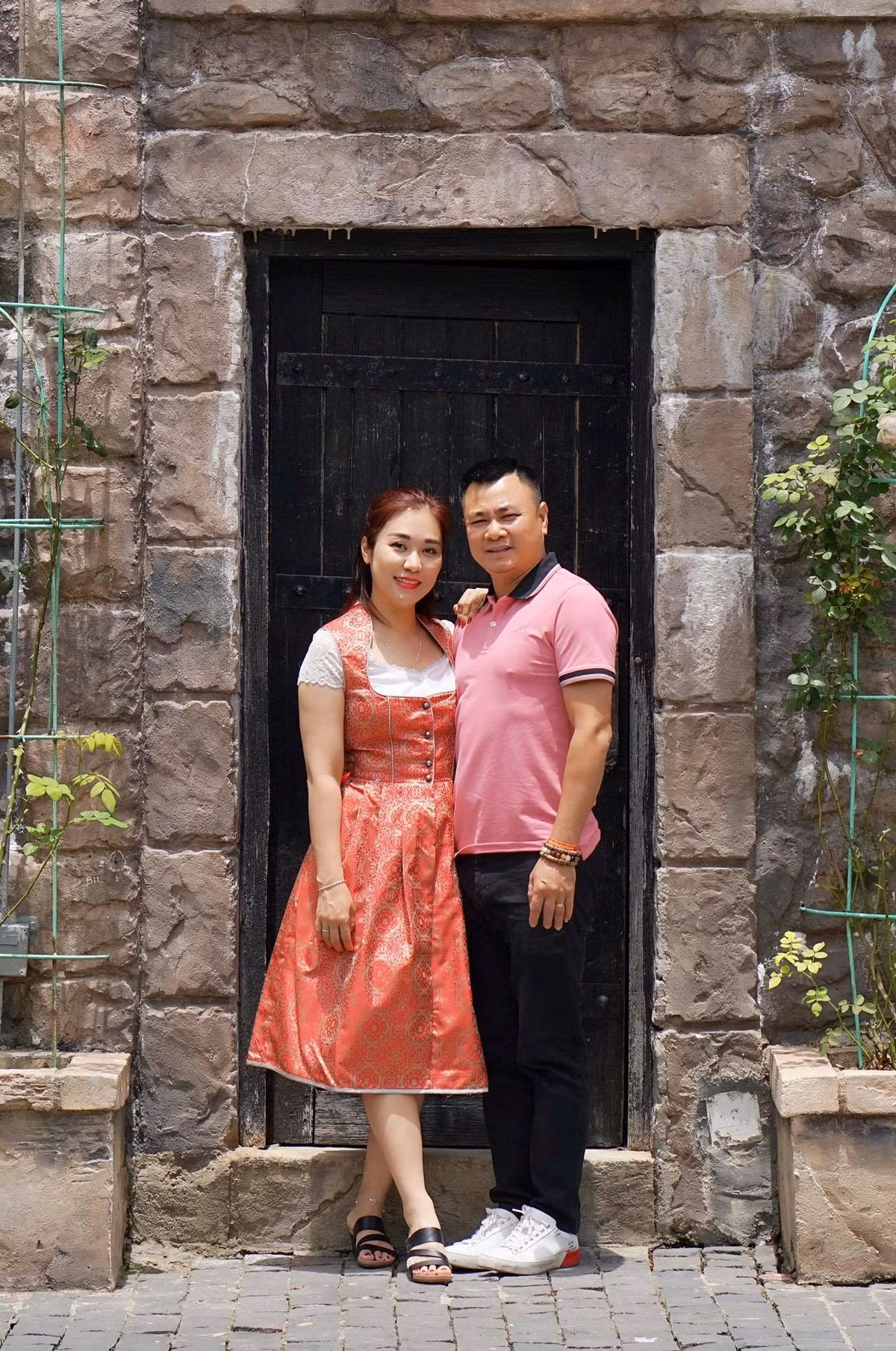 Về phía Minh Nguyệt, chị cũng hạnh phúc chia sẻ rằng ngoài công việc, NSND Tự Long cũng dành hết thời gian ở bên gia đình và chăm sóc các con rất chu đáo.