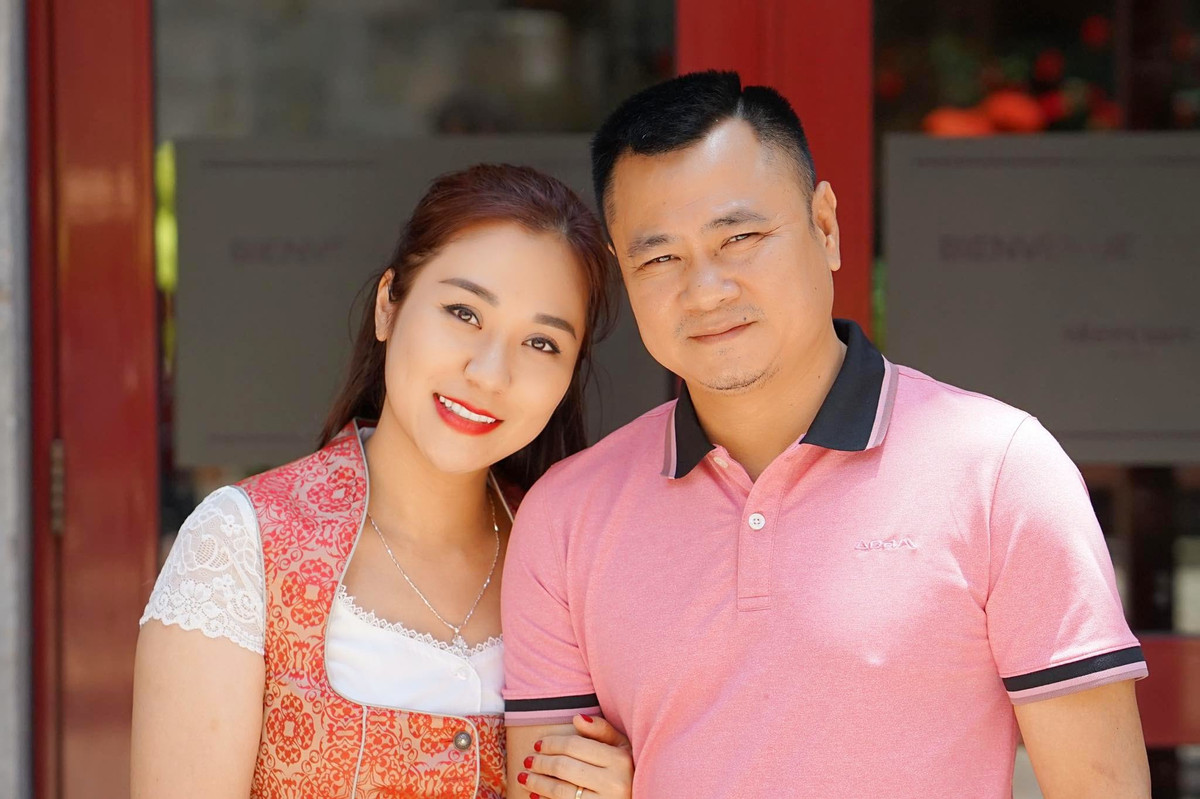 Nam nghệ sĩ thường xuyên chia sẻ những hình ảnh vui vầy bên vợ kém 12 tuổi và hai con gái.