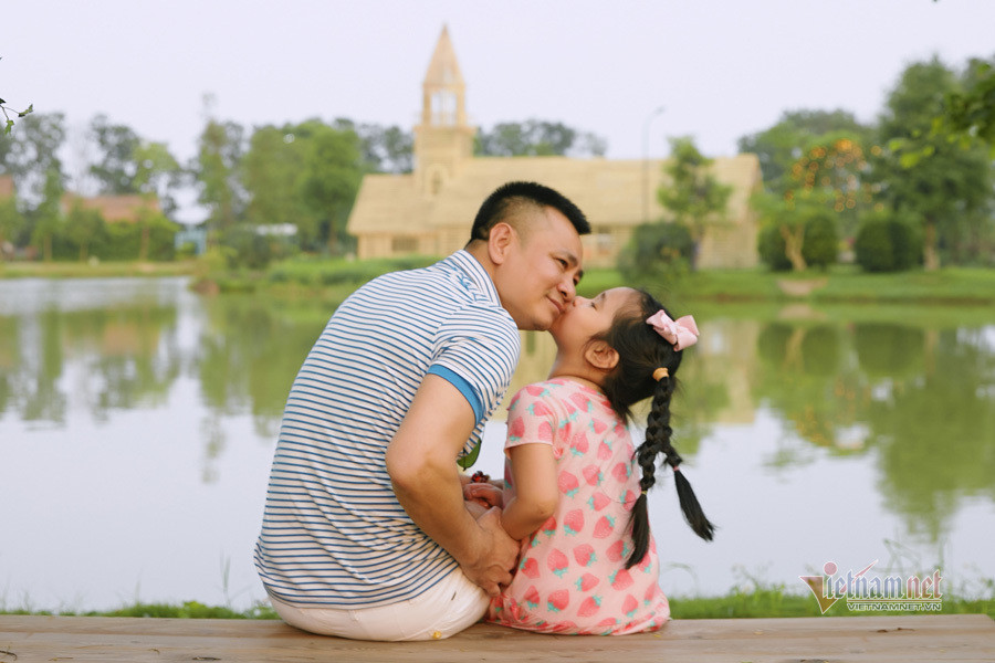 Con gái lớn của Tự Long - bé Táo được nhận xét là có khiếu hài hước giống bố.