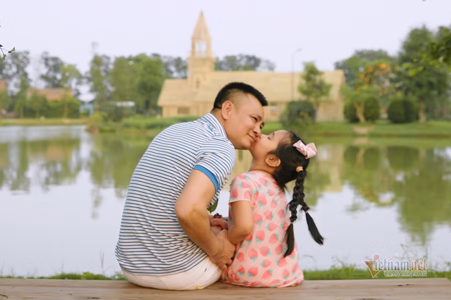 Con gái lớn của Tự Long - bé Táo được nhận xét là có khiếu hài hước giống bố.