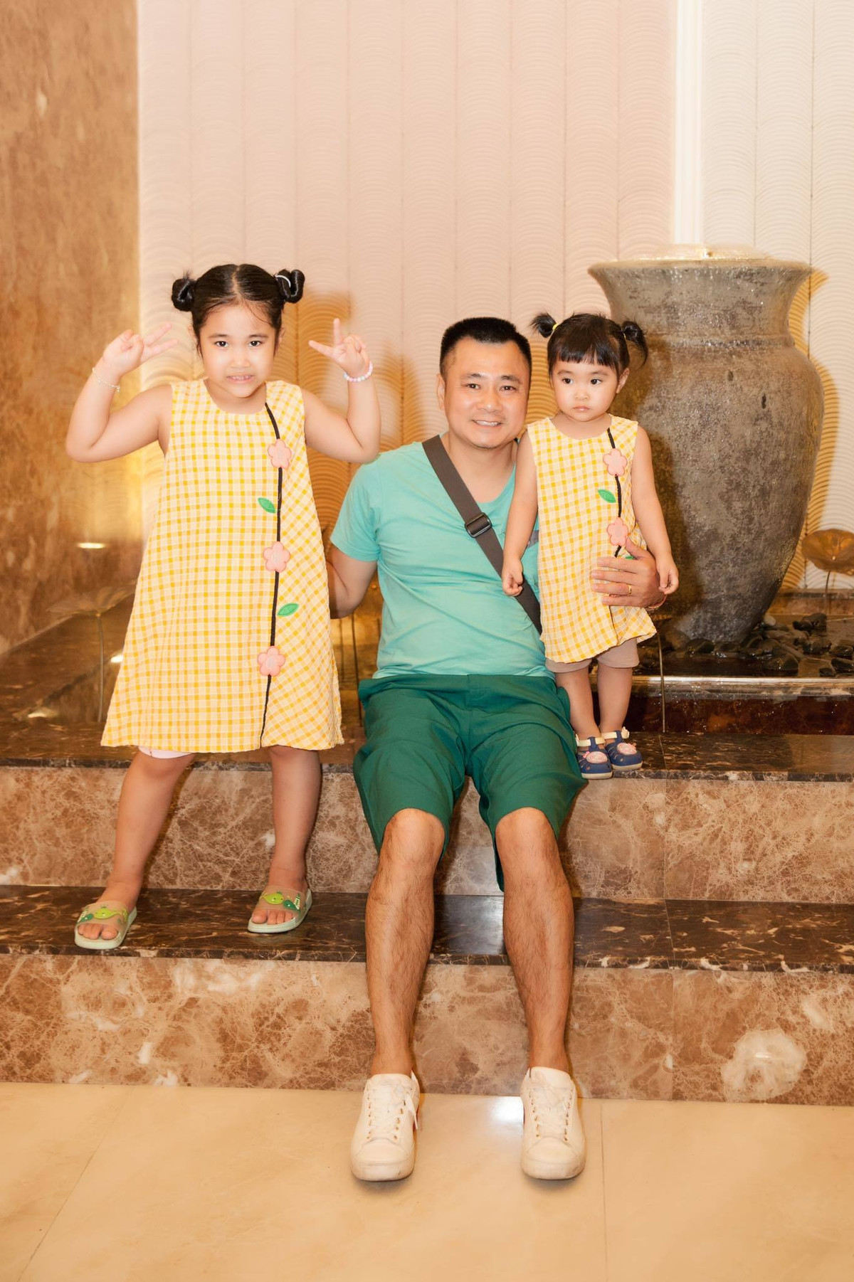 NSND Tự Long rất cưng chiều hai cô con gái.