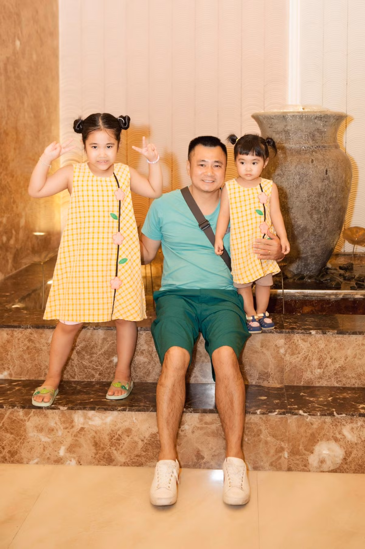 NSND Tự Long rất cưng chiều hai cô con gái.