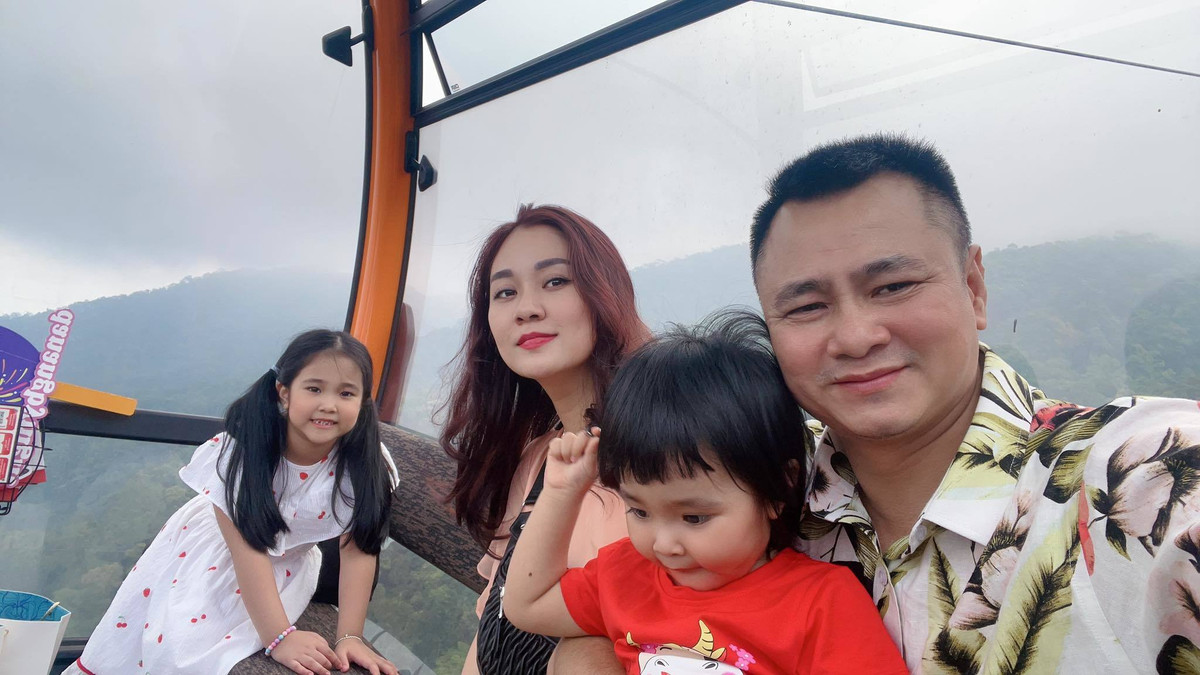  Vợ NSND Tự Long từng chia sẻ với VietNamNet niềm hạnh phúc giản dị: "Chúng tôi thường có những niềm vui bên nhau rất đơn giản như cùng đi chợ, đi mua sắm hoặc có thể chỉ là đi mua bỉm cho con, rồi những buổi sinh nhật, kỷ niệm tại nhà. Chúng tôi không thường lựa chọn sự xa hoa hay cầu kỳ. Với tôi, gia đình ở bên nhau là điều tuyệt vời nhất".