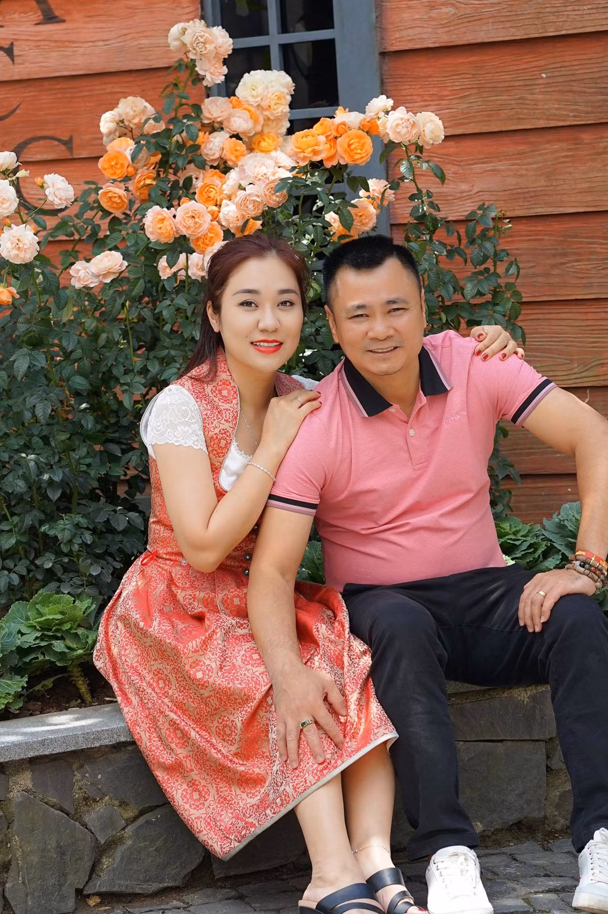 NSND Tự Long nhiều lần tự hào vì vợ anh là một người tâm lý, đảm đang. Nam nghệ sĩ tiết lộ, sinh nhật anh năm nào bà xã cũng tự tay chuẩn bị bánh kem, quà và những bữa ăn nho nhỏ cho gia đình.