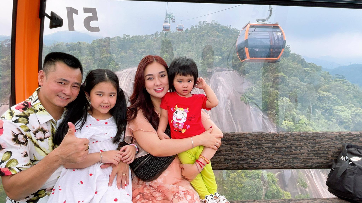 br/> NSND Tự Long kết hôn với bà xã Minh Nguyệt - giảng viên của ĐH Văn hóa Nghệ thuật - Quân đội. Sau 6 năm, gia đình của NSND Tự Long có thêm hai cô công chúa nhỏ. Hai con gái của NSND Tự Long được nhận xét là giống bố y đúc.