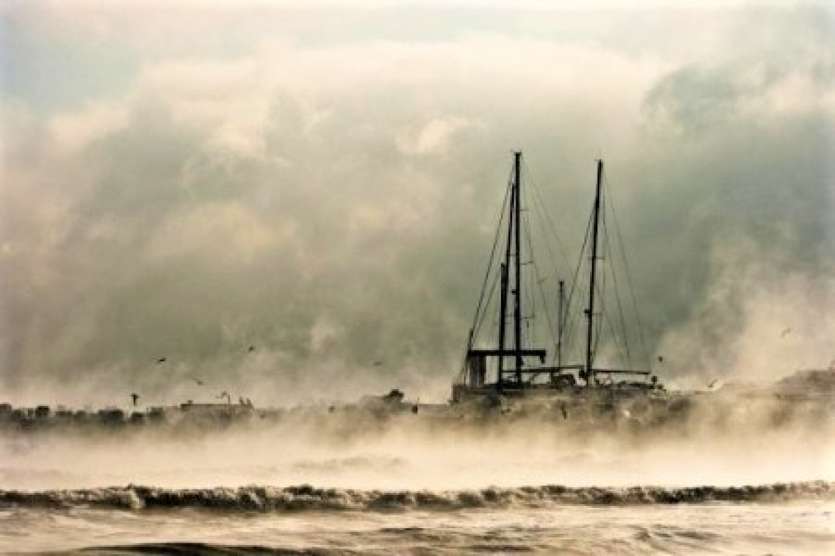 Khói biển Đen. Được gọi là 'khói biển', hơi nước phát sinh từ biển Đen được tạo ra do độ ẩm của nước đại dương phản ứng với sự mát mẻ của gió trên bề mặt nước. Ngoài việc giải thích bí ẩn đại dương đằng sau hơi nước bốc lên từ biển Đen, các chuyên gia cũng đã chứng minh rằng hiện tượng này khá phổ biến đối với các hạt nước siêu nhỏ. Ảnh: marineinsight.com