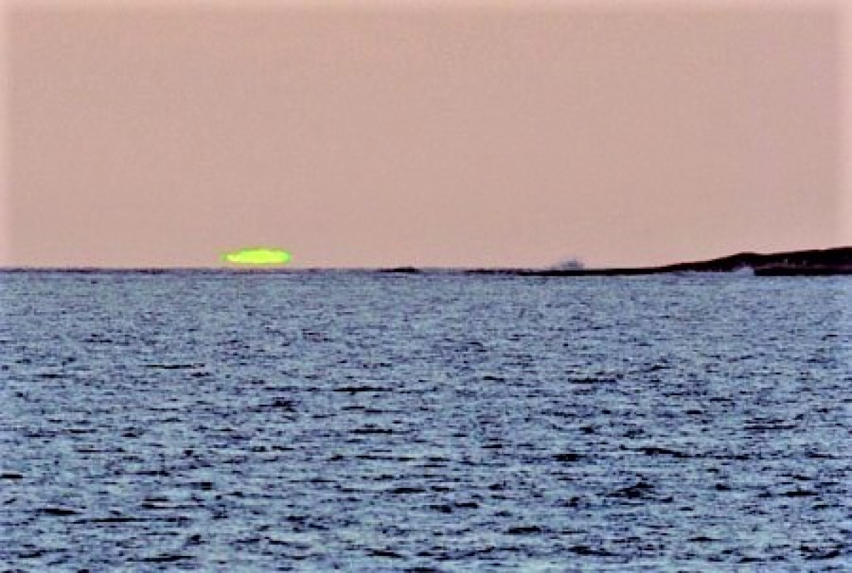 Đèn chớp xanh. Hiện tượng đại dương nhấp nháy màu xanh lá cây xảy ra lúc hoàng hôn và bình minh. Thường được nhìn thấy chỉ trong vài giây, những tia chớp màu xanh lục như vậy là kết quả của hiệu ứng lăng trụ tự nhiên của bầu khí quyển Trái Đất. Trong khi Mặt trời lặn và khi Mặt trời mọc, ánh sáng do Mặt Trời chiếu vào sẽ bị phân kỳ thành nhiều màu, được nhìn thấy bằng cách phát ra đèn chớp xanh lục. Ảnh: marineinsight.com