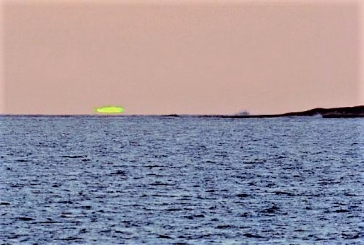 Đèn chớp xanh. Hiện tượng đại dương nhấp nháy màu xanh lá cây xảy ra lúc hoàng hôn và bình minh. Thường được nhìn thấy chỉ trong vài giây, những tia chớp màu xanh lục như vậy là kết quả của hiệu ứng lăng trụ tự nhiên của bầu khí quyển Trái Đất. Trong khi Mặt trời lặn và khi Mặt trời mọc, ánh sáng do Mặt Trời chiếu vào sẽ bị phân kỳ thành nhiều màu, được nhìn thấy bằng cách phát ra đèn chớp xanh lục. Ảnh: marineinsight.com