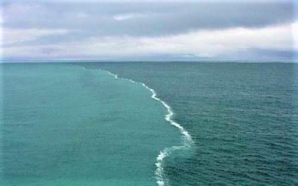 Sự hội tụ của Biển Baltic và Biển Bắc. Hiện tượng đại dương này đã là một chủ đề được tranh luận rất sôi nổi. Điểm hội tụ của biển Bắc và biển Baltic nằm ở tỉnh Skagen của Đan Mạch. Tuy nhiên, do tỷ lệ mật độ khác nhau của các vùng nước biển, hai phần nước biển tiếp tục tách biệt mặc dù có sự hội tụ của chúng. Người ta nói rằng, hiện tượng đại dương này được đề cập đến trong Kinh thánh Qur'an. Ảnh: marineinsight.com