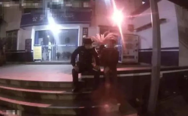 Người đàn ông ngồi khóc trước đồn cảnh sát giữa đêm và sự thật rơi lệ Nguoi dan ong ngoi khoc truoc don canh sat giua dem va su that roi le