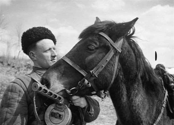 Linh Hong quan Cozak – noi khiep so cua Duc Quoc xa trong The chien II