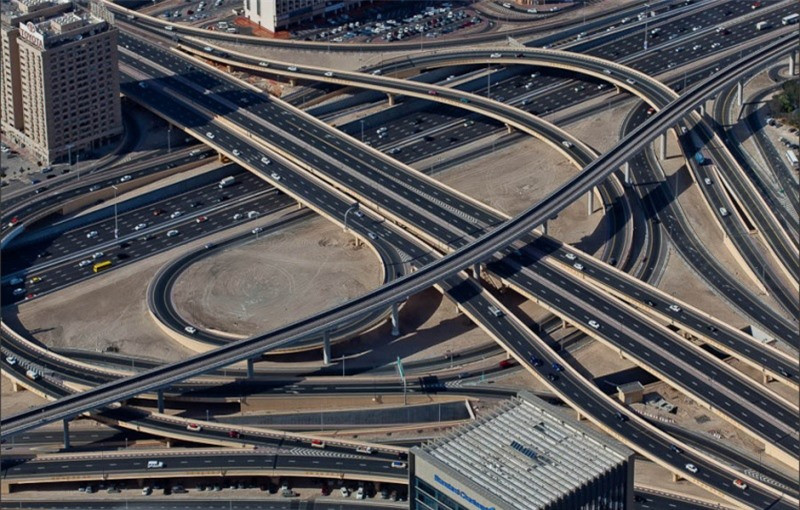 Đến nay, Dubai đã có hệ thống đường giao thông hiện đại bậc nhất thế giới. Đây cũng là quê hương của những siêu xe xa xỉ.
