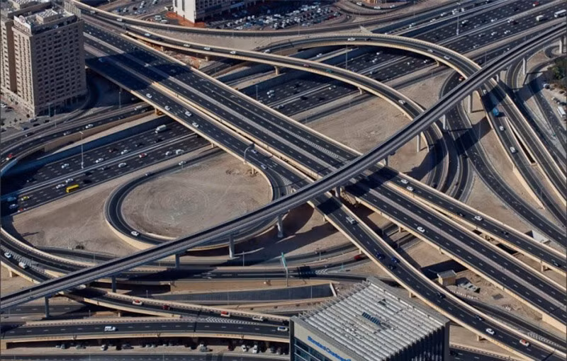 Đến nay, Dubai đã có hệ thống đường giao thông hiện đại bậc nhất thế giới. Đây cũng là quê hương của những siêu xe xa xỉ.