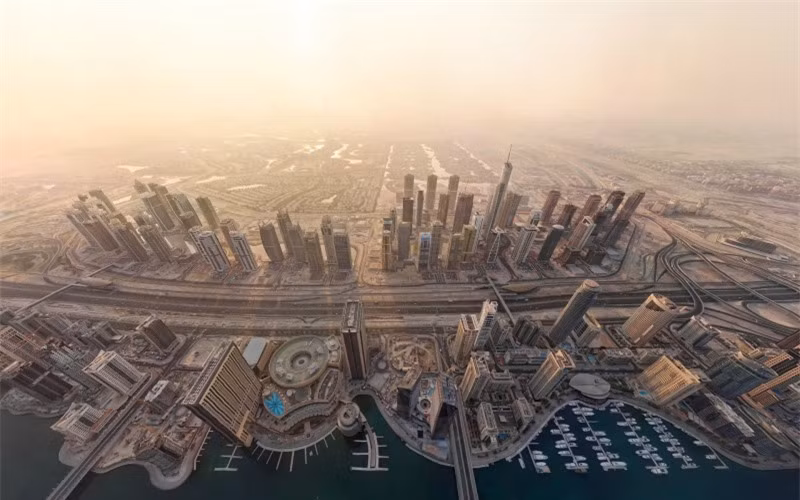Bây giờ, Dubai là một thành phố năng động với các đô thị có những tòa kiến trúc cao nhất, lớn nhất, và sang trọng bậc nhất trên thế giới.