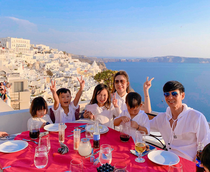 Ba nam ca si dong con, vo dep, giau co cua showbiz Viet