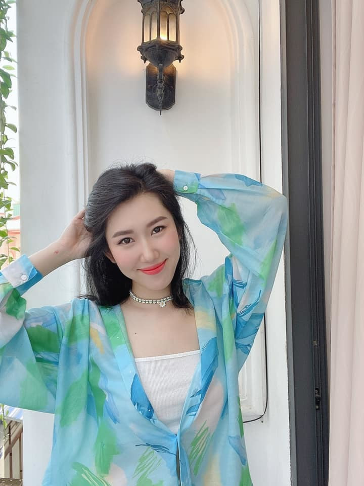 Thúy Ngân tươi tắn ngày mới.