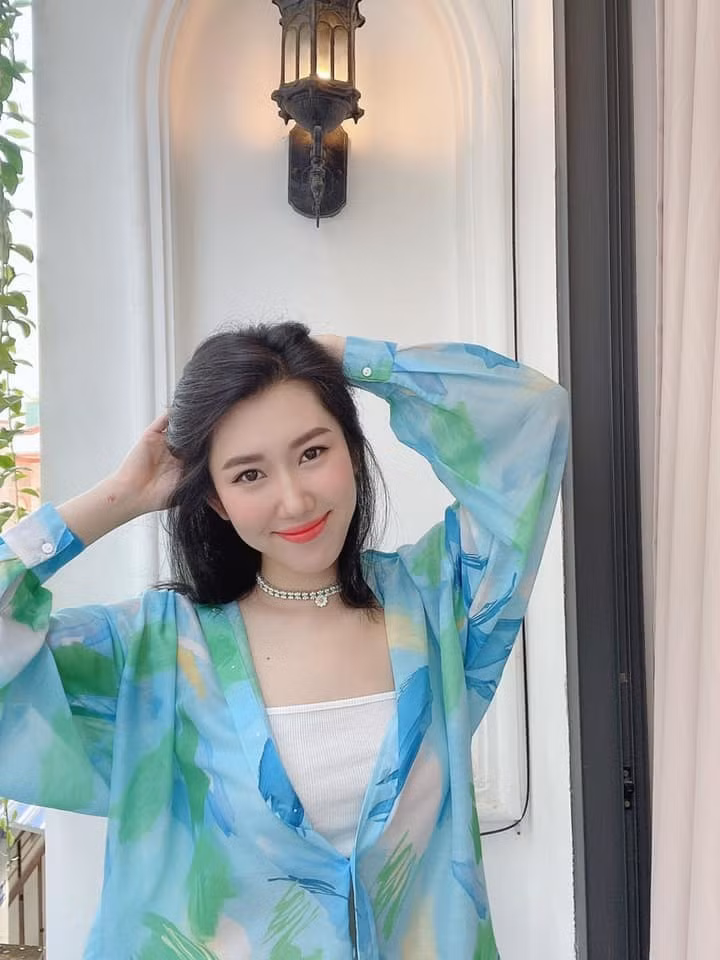 Thúy Ngân tươi tắn ngày mới.