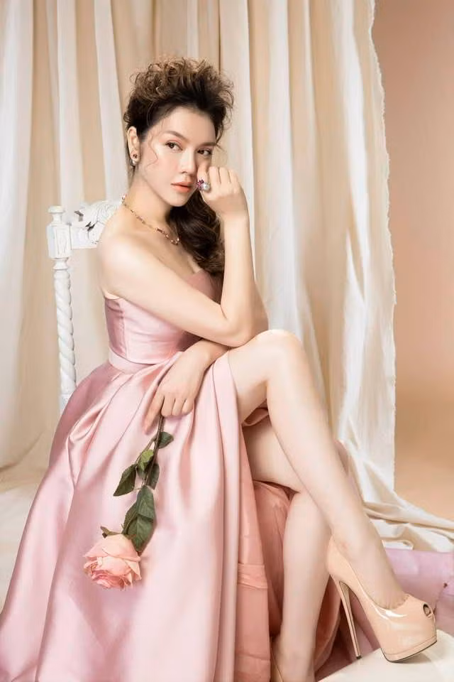 Lý Nhã Kỳ tiếp tục đăng ảnh trong bộ ảnh mới.